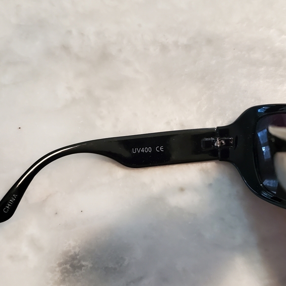 Smith Optics vintage black sunglasses polarized dark lenses, barely worn - Picture 7 of 9